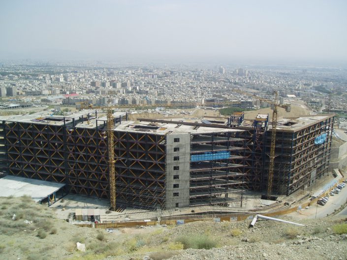ساخت و نصب اسکلت فلزی پروژه دانشگاه آزاد اسلامی واحد علوم تحقیقات